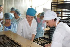 Для детей и активистов ТОС организовали экскурсию на завод по производству печенья (44)